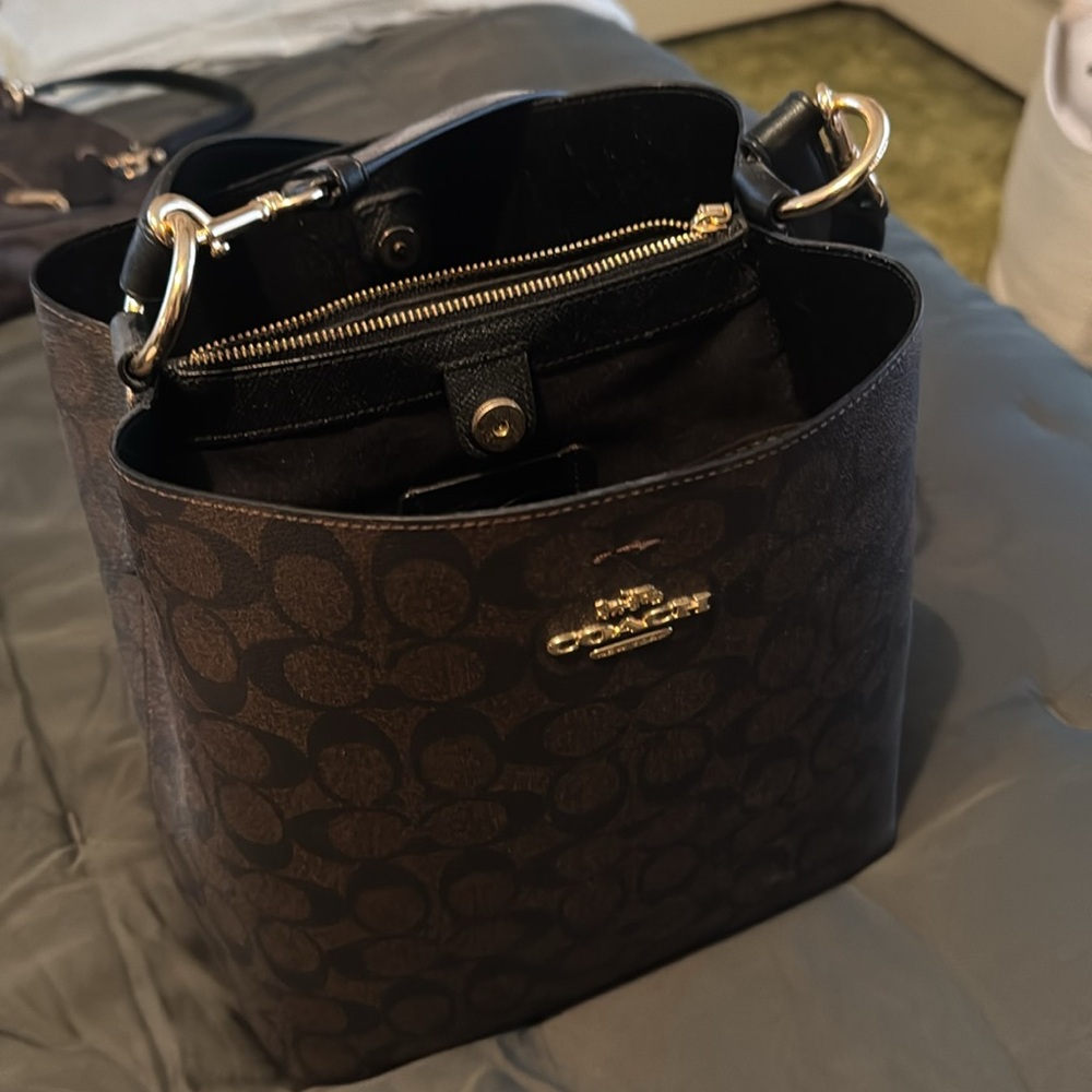 Coach leather crossbody - Picture 2 of 2